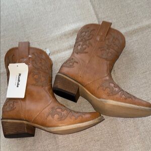 Women's NEW Tan Western Boots Rollda toe tan boots size 7